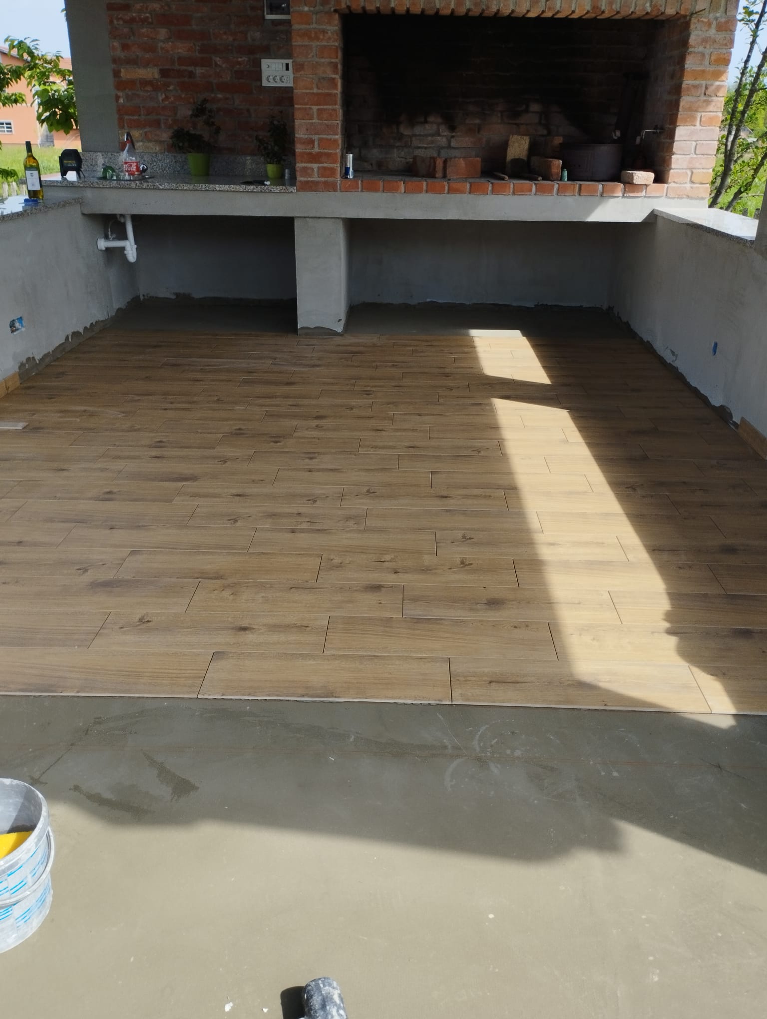 Terasa s roštiljem - drveni efekt pločice